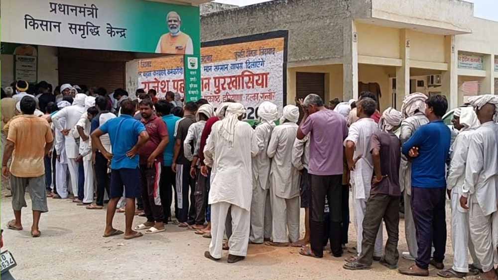 खाद वितरण के नियम बदले, हरियाणा के किसानों को अब आधार वैरिफिकेशन कराना होगा जरूरी