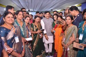 मुख्यमंत्री डॉ. यादव ने कुकरू के सुप्रसिद्ध मावा का लिया स्वाद