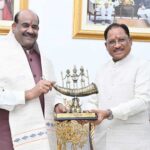 मुख्यमंत्री  विष्णुदेव साय ने शॉल, स्मृति-चिन्ह एवं बस्तर दशहरा पर आधारित कॉफी टेबल बुक भेंट कर किया स्वागत