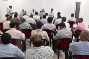 कार्यों में अपेक्षित प्रगति नहीं लाने वाले ठेकेदारों को नोटिस जारी करने तथा ब्लैक-लिस्ट करने के दिए निर्देश