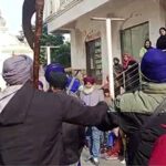 सिख धर्म के खिलाफ कथित टिप्पणी पर लुधियाना में निहंग सिंहों का प्रदर्शन, सड़क जाम