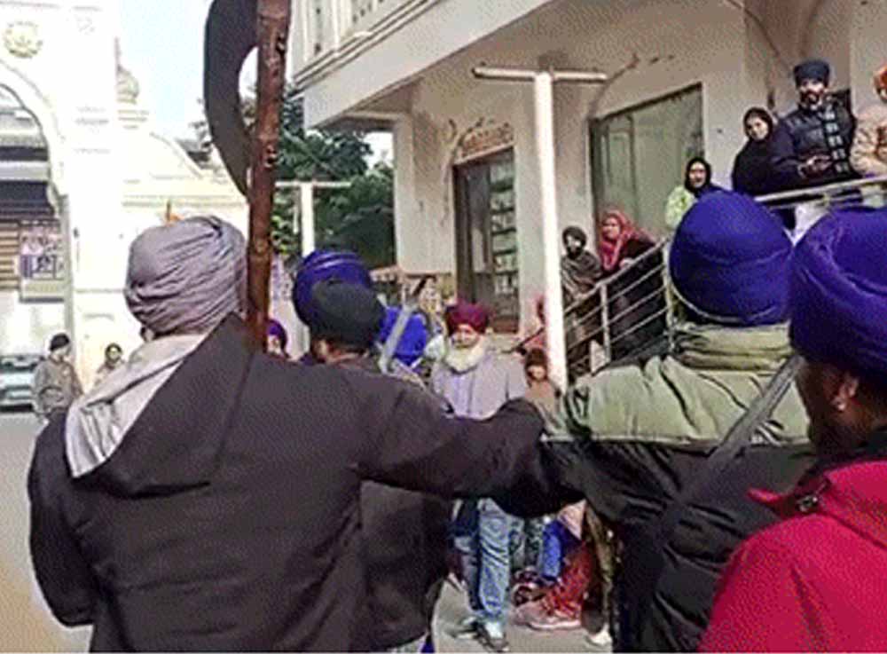 सिख धर्म के खिलाफ कथित टिप्पणी पर लुधियाना में निहंग सिंहों का प्रदर्शन, सड़क जाम