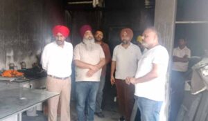 पीड़ित दुकानदार को दिलासा, धमोली और SDM पहुंचे मौके पर, हालात का किया आकलन