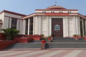पति की जिम्मेदारी बरकरार: पत्नी ज्यादा कमाती हो तब भी कानूनी और यात्रा खर्च देना होगा