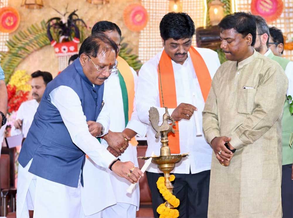 राजीव स्मृति वन में बरगद का पौधा लगाकर दिया पर्यावरण संरक्षण का संदेश