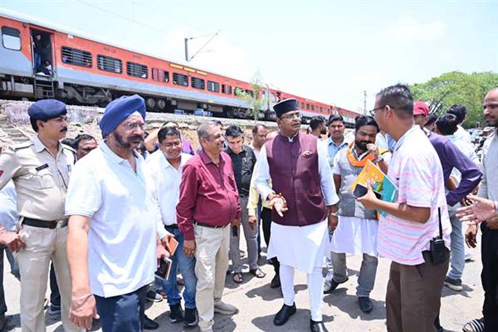 पातरा नाले में मिट्टी डंप होने पर जताई नाराजगी