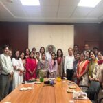 STDW की प्रशिक्षित बेटियों से किया संवाद; हस्तनिर्मित उपहारों ने जीता विदेशी प्रतिनिधिमंडल का दिल