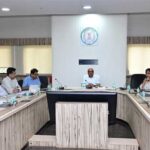 मुख्य सचिव ने सीएम हेल्पलाइन में संवेदनशीलता से काम करने के दिए निर्देश