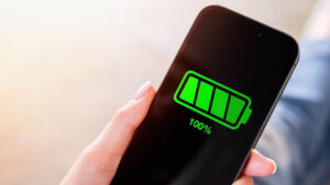 Smartphone Battery Tips: 100% चार्ज करने की आदत पड़ सकती है भारी? जानिए एक्सपर्ट्स की राय