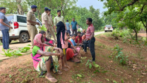 धार्मिक परंपराओं में हिस्सा नहीं लेने पर ग्रामसभा का फैसला, धर्मांतरण कर चुके आदिवासी परिवार को गांव छोड़ने का निर्देश