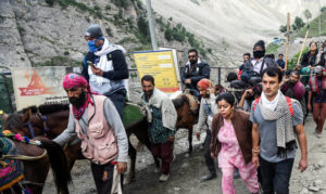 कड़ी सुरक्षा के बीच अमरनाथ यात्रा जारी, 4,812 तीर्थयात्रियों का तीसरा जत्था जम्मू से हुआ रवाना