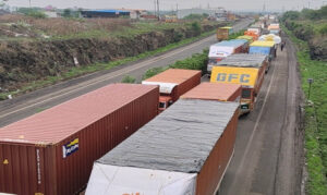 Agra-Mumbai Highway पर लंबा जाम, भैरूघाट के अजनार ब्रिज की मरम्मत बनी यात्रियों की परेशानी