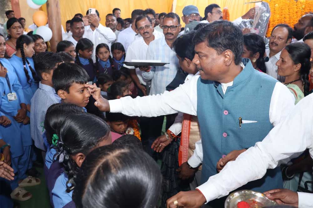 वन मंत्री  केदार कश्यप और सांसद  महेश कश्यप ने नवप्रवेशी बच्चों का किया आत्मीय स्वागत, नए स्कूल भवन का किया लोकार्पण