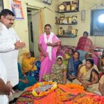 शिक्षा मंत्री ने दी पद्मविभूषण डॉ. तीजन बाई को भावभीनी श्रद्धांजलि, उनकी अंतिम संस्कार में रहे शामिल