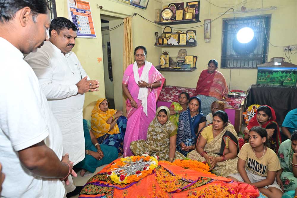 शिक्षा मंत्री ने दी पद्मविभूषण डॉ. तीजन बाई को भावभीनी श्रद्धांजलि, उनकी अंतिम संस्कार में रहे शामिल