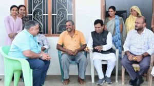 लखपति दीदी भानुकला बैगा की सफलता को मंत्री ने सराहा, योजनाओं से बदली ग्रामीणों की जिंदगी