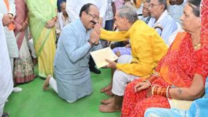 लोरमी में सेवा और सम्मान की मिसाल, अरुण साव ने पेंशनधारियों के पैर धोकर किया अभिनंदन