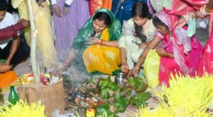 मंत्री लक्ष्मी राजवाड़े ने करमा पूजा में लिया हिस्सा, लोकपरंपराओं के संरक्षण पर जोर
