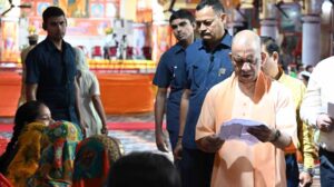 CM योगी का जनता दर्शन, बोले- कब्जामुक्त कराएं जमीन, दबंगों पर होगी कानूनी कार्रवाई