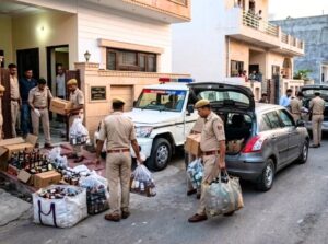 मालवीय नगर से रामनगर तक छापेमारी, कार और मकान से 80 बोतल अवैध शराब बरामद