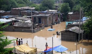 बिहार में बाढ़ से हाहाकार: 200 से अधिक सड़कें डूबीं, 120 स्कूल बंद, हजारों एकड़ फसल बर्बाद