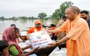 बाढ़ प्रभावितों के लिए योगी सरकार का बड़ा राहत अभियान, 3.36 लाख लंच पैकेट वितरित