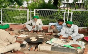 किसानों के समर्थन में पहुंचे रेशम अनमोल, महिलाओं के पैर दबाए और लंगर सेवा की; तीसरे दिन भी मोर्चा जारी