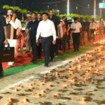 बिहार में ‘आशीर्वाद का दीया’ से सेवा संकल्प अभियान की शुरुआत, बाढ़ पीड़ितों से मिले CM
