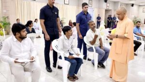 CM योगी ने जनता दर्शन में सुनी फरियाद, जमीन कब्जे पर सख्त कार्रवाई के निर्देश