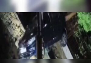 कलियासोत नदी के मुहाने पर धंसी जमीन, कारें दबीं और पेड़ गिरे; मौके पर पहुंचा प्रशासन