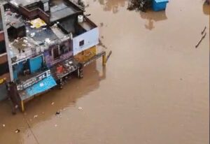 बाढ़ का पानी उतरने के बाद चित्रकूट में मंजर भयावह, घर-दुकानें कीचड़ से पटीं; 566 बिजली कनेक्शन अब भी प्रभावित