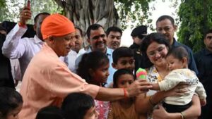 गोरखनाथ मंदिर में CM योगी का बच्चों संग खास अंदाज, चॉकलेट बांटी और झुनझुना बजाकर हंसाया