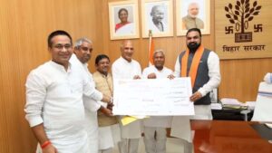 बाढ़ राहत कोष में बढ़ा सहयोग, सम्राट चौधरी ने ₹2.70 लाख तो संतोष सुमन ने दिए ₹11 लाख