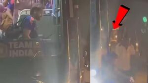 रोहित शर्मा बस की सीढ़ियों से गिरे, सपोर्ट स्टाफ ने तुरंत संभाला; चोट की पुष्टि नहीं