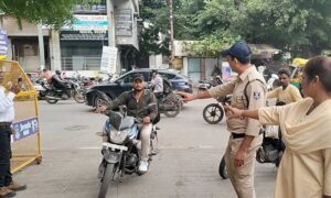 बिना हेलमेट दफ्तर पहुंचे कर्मचारी तो कलेक्टर ने नहीं दी एंट्री, इंदौर में सख्ती से लागू हुआ नियम