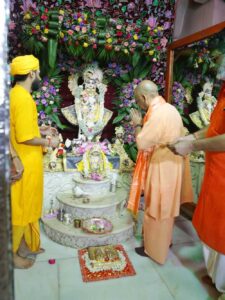 मुख्यमंत्री के रूप में 20वीं बार श्रीकृष्ण जन्मभूमि पहुंचे योगी आदित्यनाथ, श्रद्धालुओं पर बरसाए फूल