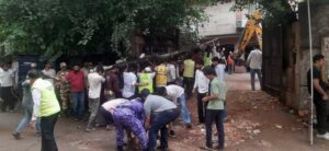 सत्य निकेतन में 4 मंजिला इमारत भरभराकर गिरी, 3 लोगों की मौत; रेस्क्यू ऑपरेशन जारी