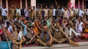 सफाईकर्मियों के प्रदर्शन में हंगामा, हरियाणा में ठेकेदार से भिड़े कर्मचारी; सरकारी वाहन में तोड़फोड़