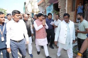 स्थानीय रहवासियों से किया संवाद, बच्चों से हाथ मिलाकर बढ़ाया उत्साह, चौड़ीकरण के लिए स्वेच्छा से सहयोग करने वाले नागरिकों का मुख्यमंत्री ने जताया आभार