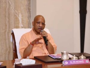 अयोध्या-बस्ती में आपदा प्रभावित परिवारों तक पहुंची सरकारी मदद, प्रभारी मंत्री ने सौंपे चेक