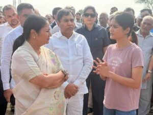 जागृति मिश्रा से मिलीं रेखा गुप्ता और स्वाति मालीवाल, गौशाला के लिए ₹20 लाख की मदद का ऐलान