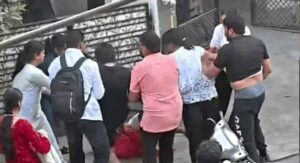 भाजपा कार्यकर्ता से मारपीट पर इंदौर में बवाल, हजारों समर्थक थाने पहुंचे; 7 पुलिसकर्मियों पर गिरी गाज