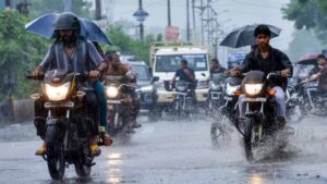 लखनऊ से गोरखपुर तक बेमौसम बारिश, यूपी के 21 जिलों में भारी बारिश की चेतावनी
