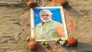 PM मोदी की फोटो के साथ कथित टोना-टोटका, वायरल वीडियो के बाद पुलिस ने दर्ज किया केस