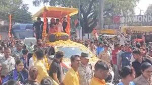 बागेश्वर धाम की हिंदू-सनातन एकता रथयात्रा में बुलडोजर से बरसे फूल, धीरेंद्र शास्त्री ने दिया एकता का संदेश