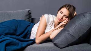 सोते समय लोग क्यों करते हैं बड़बड़ाना? जानें Sleep Talking के पीछे की वजह और कब सतर्क होना जरूरी