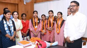 योगी सरकार की पहल से छात्राओं को बड़ी जिम्मेदारी, चार बेटियों ने एक दिन के लिए संभाला विभागीय कामकाज