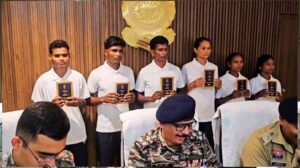 छत्तीसगढ़ के बस्तर में बड़ी कामयाबी, 35 लाख के इनामी 6 नक्सलियों ने डाले हथियार