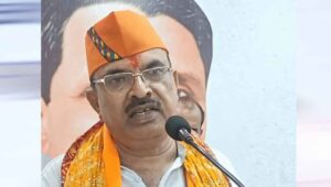नवरात्र में देवी दर्शन को लेकर सियासी बयानबाजी, भाजपा सांसद प्रकाश पाल ने अखिलेश पर साधा निशाना