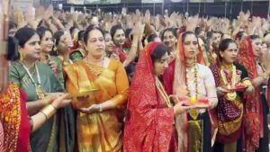 900 किलो सोने के गहने पहन गरबा करने पहुंचीं 15 हजार महिलाएं, दिखी अनोखी परंपरा